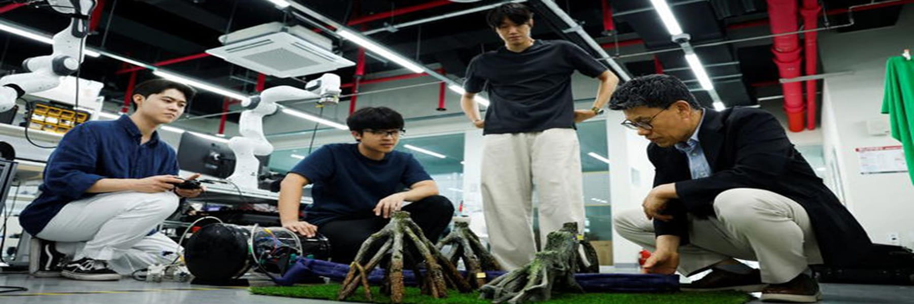 South Korea-US Team Unveils Robotic Technology That Dresses the Wearer Without Hands